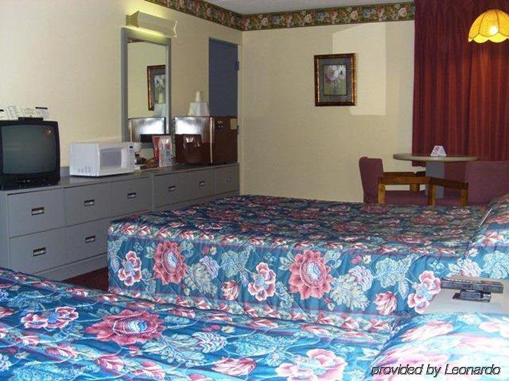 Adirondack Efficiencies Hotel Watertown Room photo